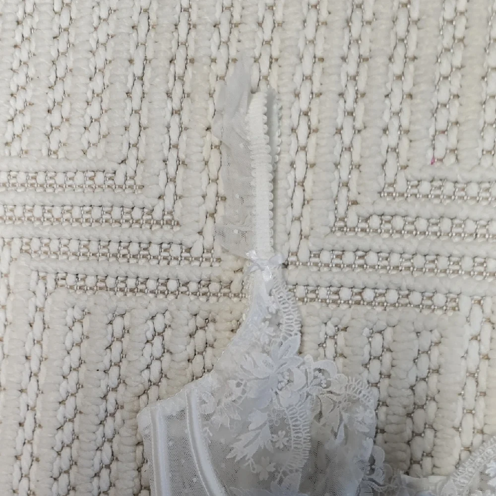Elegant Lace Bustier in White - Picture 5 of 8